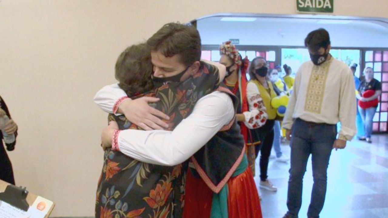 Ucranianos são recepcionados em aeroporto no Brasil. Foto: Reprodução/CNN